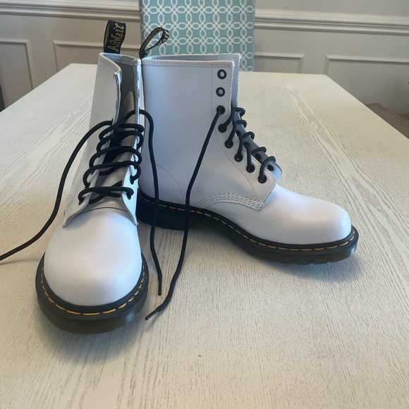Dr.Martens 1460 8 Eye Leather Boots WHITE SMOOTH Sz 9 - Picture 1 of 5
